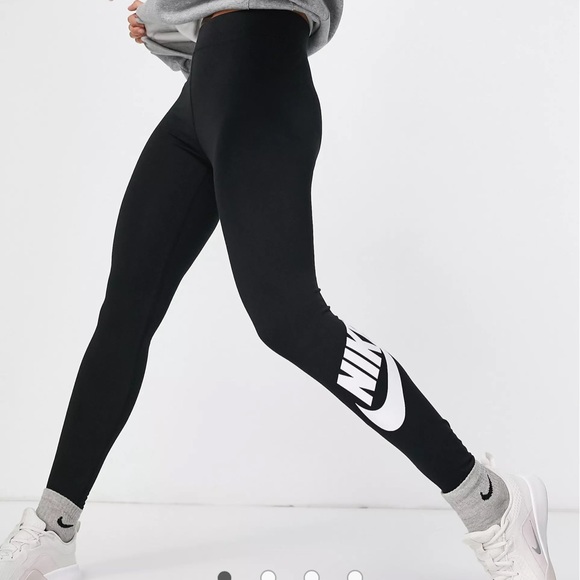 Nike Pants - Nike Essential futura high-rise leggings in black sz M